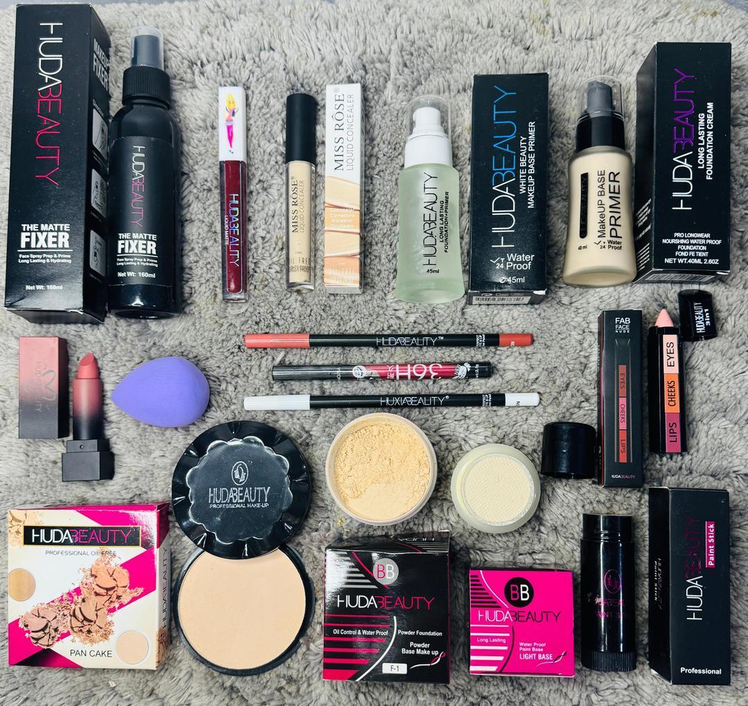 15 in 1 Makeup Deal : Huda beauty