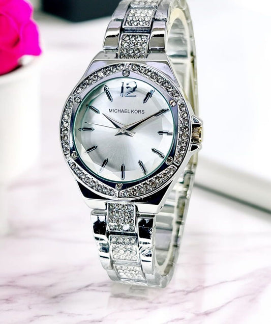 MICHAEL KORS 
WOMEN'S CHAIN WATCH 
STONE CASE 
ATTRACTIVE LOOK 
TRENDY STYLE 
DIFFERENT COLOURS AVAILABLE 

MODERN WATCHES 💯